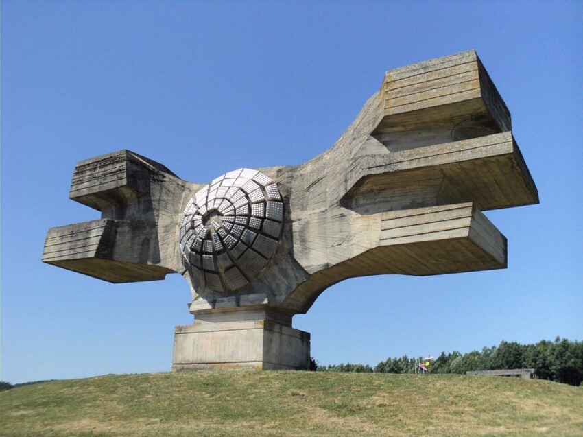 4. «Памятник революции», монумент в Хорватии, посвященный жертвам Второй Мировой войны.