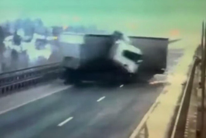 Многотонный грузовик упал с моста в реку в Татарстане 