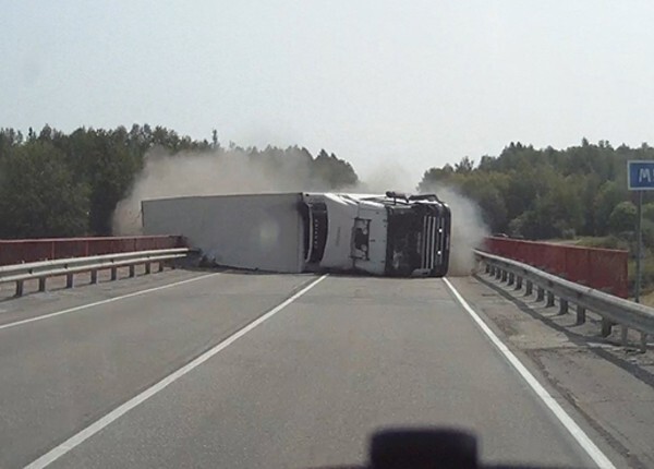 Многотонный грузовик упал с моста в реку в Татарстане 