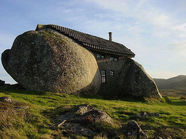 Дом-камень в Португалии 