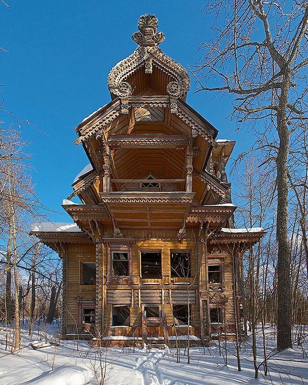 Заброшенный деревянный домик в России