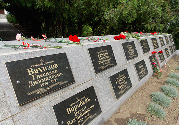 Нелюди на Украине осквернили памятник Советским десантникам