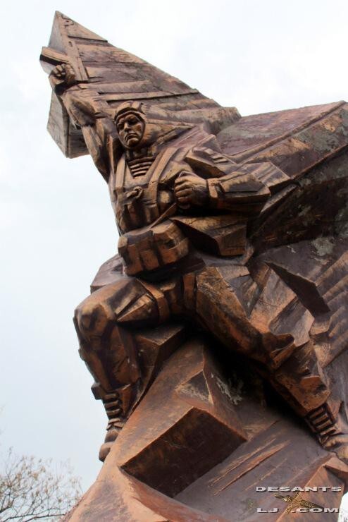 Нелюди на Украине осквернили памятник Советским десантникам