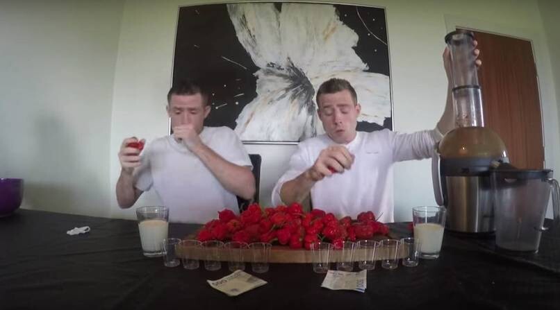 Близнецы, решившие выпить сок из 130 самых острых перцев