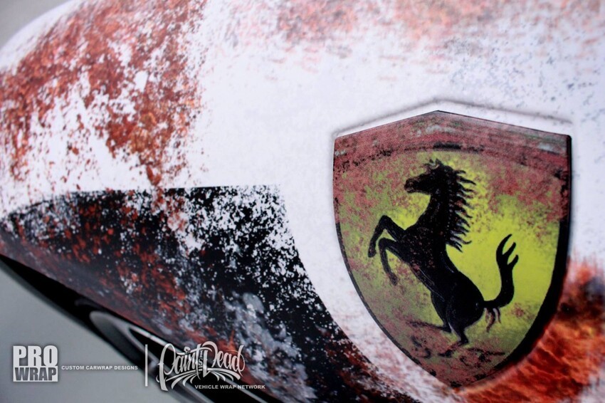 Ferrari обтянули в пленку, имитирующую ржавчину