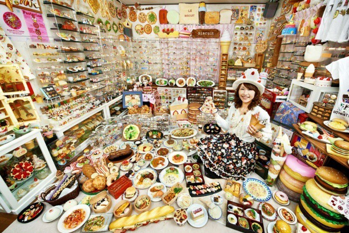 9. Акико Абата со своей самой большей коллекцией пластиковой еды