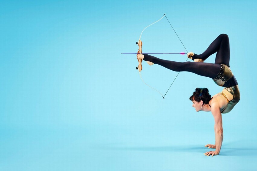 5. Циркачка Нэнси Сифкер может попасть из лука в 14-ти дюймовую мишень с расстояния в 6 метров, при этом, стреляя ногами. Также, она метает ножи и сюрикены, тоже при помощи ног.