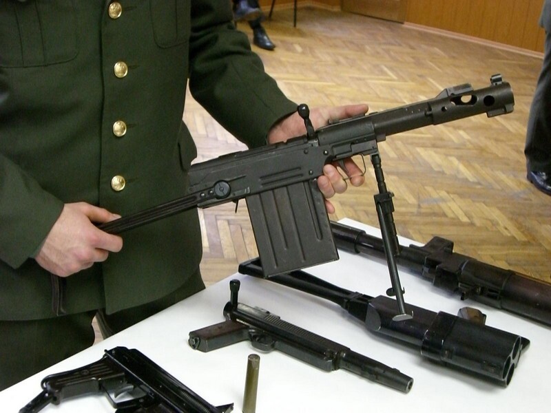 9. 9-мм бесшумный гранатомёт-пистолет «Дятел».
