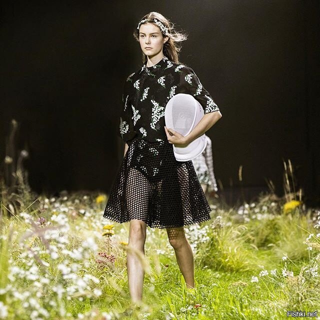 На показе модной коллекции одежды Moncler Gamme Rouge весна-лето 2016, проход...