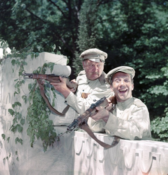 Савелий Крамаров (справа) в роли конвойного в художественном кинофильме «Новые приключения неуловимых мстителей» (режиссер Эдмонд Кеосаян). 1968 год.