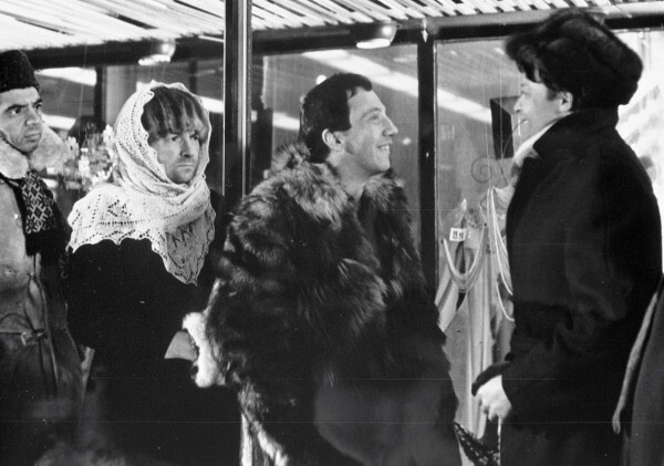 Раднэр Муратов (слева), Георгий Вицин (второй слева) и Савелий Крамаров (третий слева) в фильме «Джентльмены удачи». 1971 год.