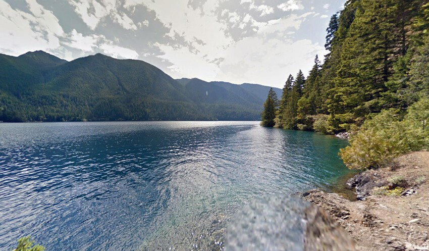 6. Эта дорога заканчивается красивым озером на Олимпийском полуострове, штат Вашингтон. (Фото Google, Inc.):