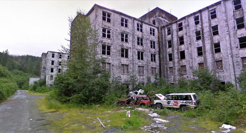 21. Конец пути и заброшенные здания Buckner Building времён Второй мировой войны в маленьком портовом городе Уиттиер, штат Аляска, США. (Фото Google, Inc.):