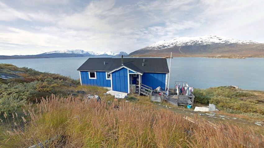 15. В конце пути — маленький домик на берегу, что может быть лучше? Гренландия. (Фото Google, Inc.):