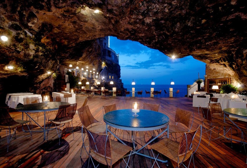 Ресторан The Grotta Palazzese внутри пещеры, Италия