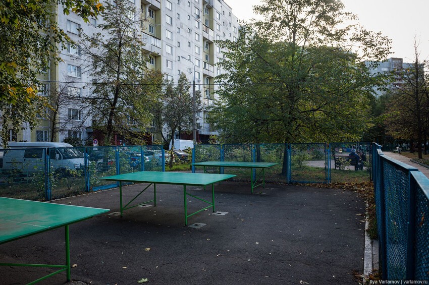 Во дворах не только детские площадки, но и много площадок для спорта. Например, столы для тенниса 