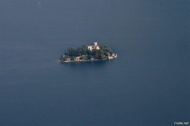 Остров Лорето расположен посреди озера Изео на территории Северной Италии, пл...