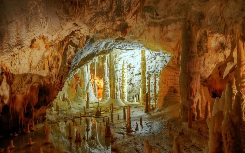 Карстовые пещеры в природном парке Гола делла Росса и Фразасси. Источник: Set-travel.com