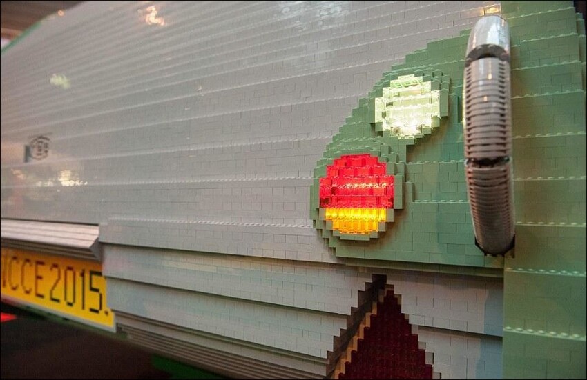 Кемпер в натуральную величину построили из Lego