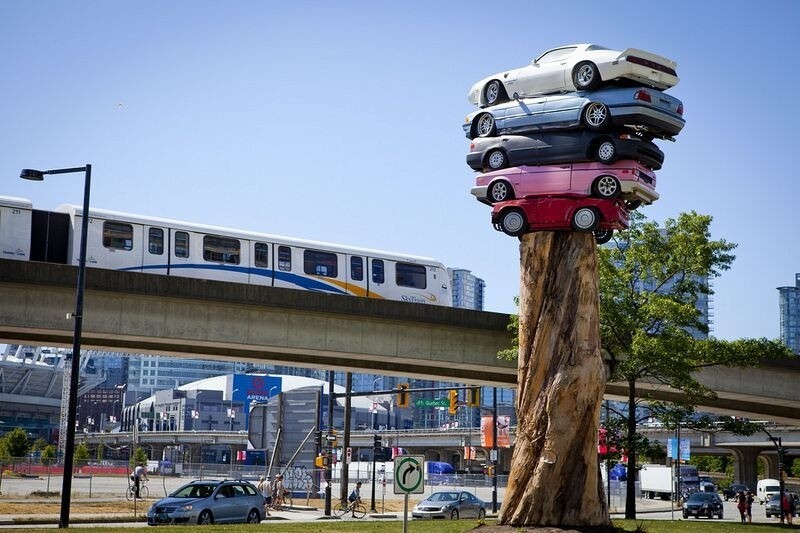 Скульптура из автомобилей в Канаде
