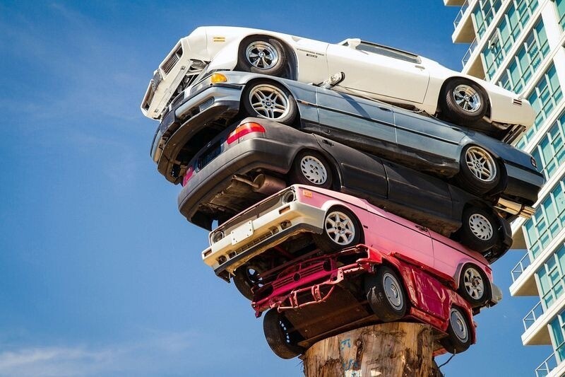 Скульптура из автомобилей в Канаде