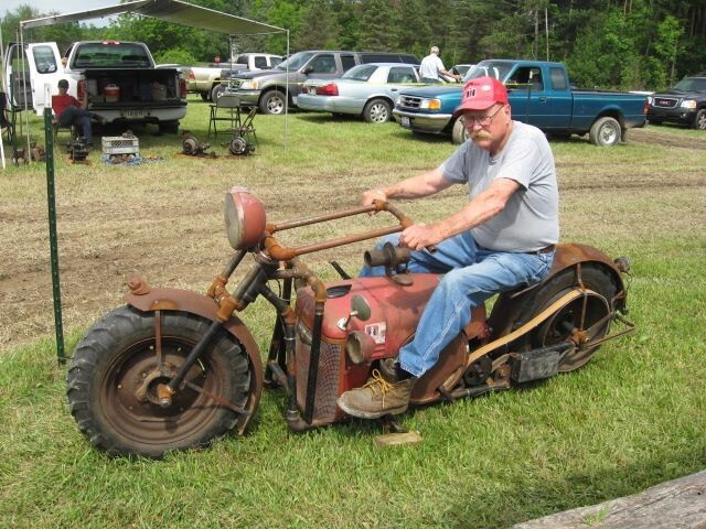 Байкер смастерил мотоцикл из старого трактора и водопроводных труб