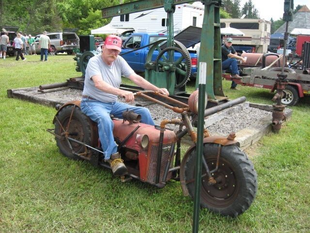 Байкер смастерил мотоцикл из старого трактора и водопроводных труб