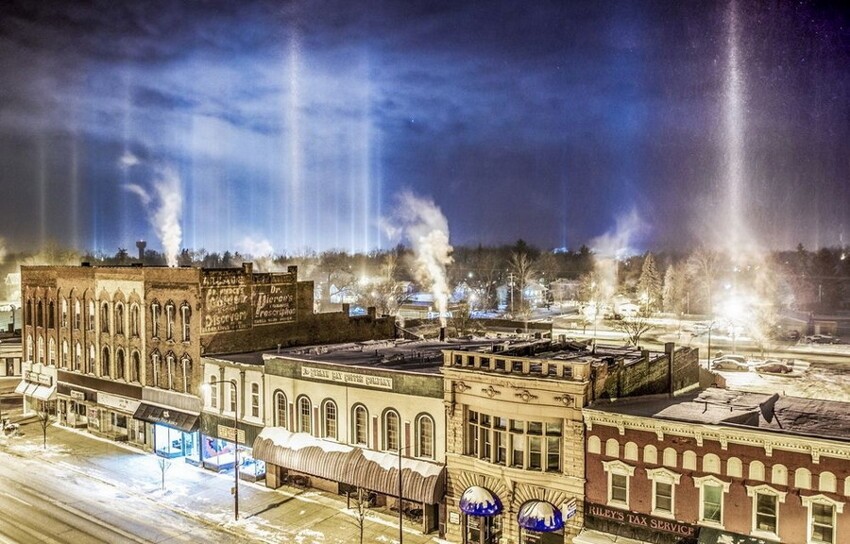 16. Лучи света в падающем снеге выглядят как инопланетное вторжение. Город Шарлотт, США.