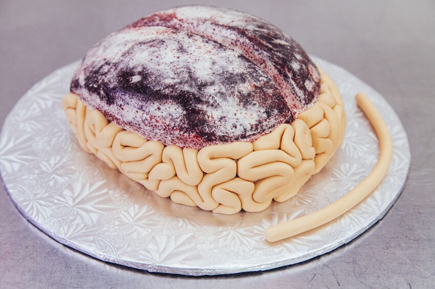 Как сделать на Хэллоуин восхитительно-ужасный торт в виде свежих мозгов