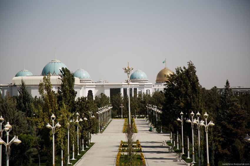 Золотой купол на заднем фоне - Президентский дворец «Огузхан»