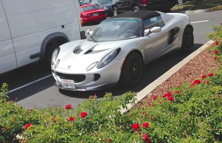 Это Lotus Elise. Его стоимость составляет от $ 47 250 до $ 73 500, в зависимости от пакета.