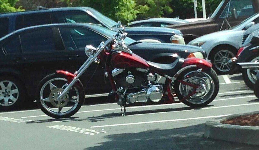 Даже мотоциклы здесь довольно шикарные. Можно подумать, что это Harley Davidson, но, скорее всего, это Honda.  