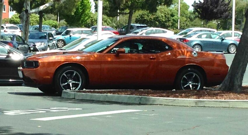 На глаза попался и оранжевый Dodge Challenger. 
