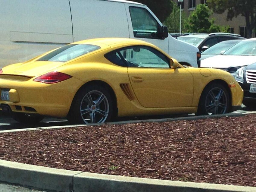 Популярным выбором в Facebook* является и Porsche, как этот Cayman S. 
