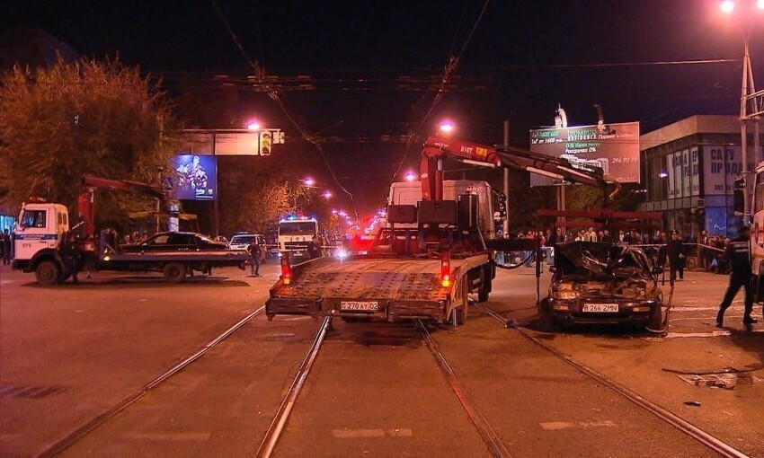 В Алматы трамвай протаранил 14 автомобилей