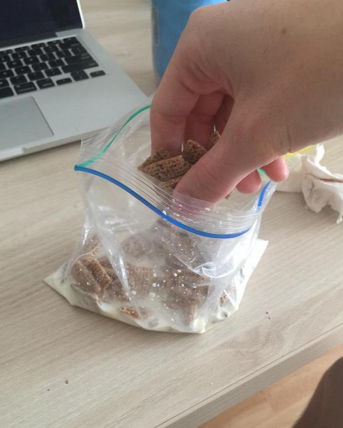 13. Некоторые едят сухие завтраки руками из пластикового пакета.