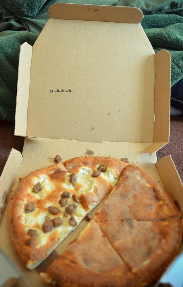 24. Но почему этот парень заказал пиццу только с говядиной и написал на коробке Nickelback???