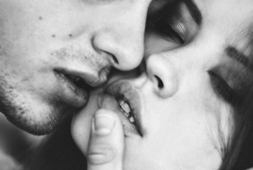 Как правильно поцеловать девушку? 18+