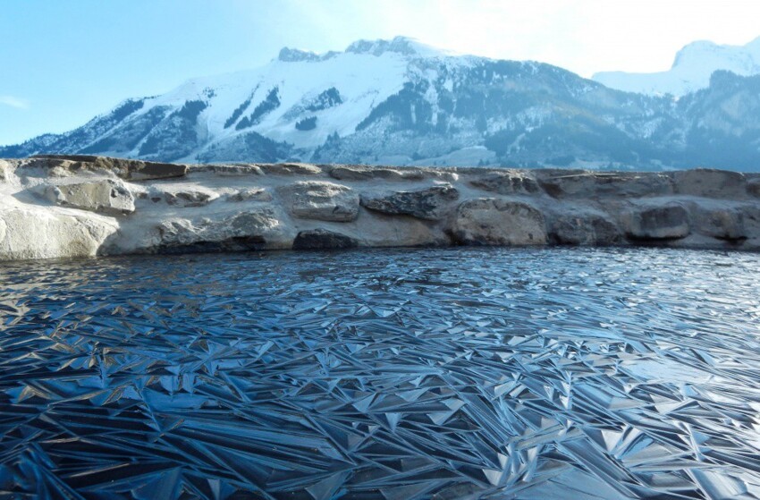 Заледеневший пруд в Швейцарии