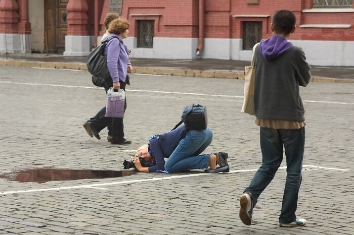  В каких позах только не застают этих "мастеров" фотографии 