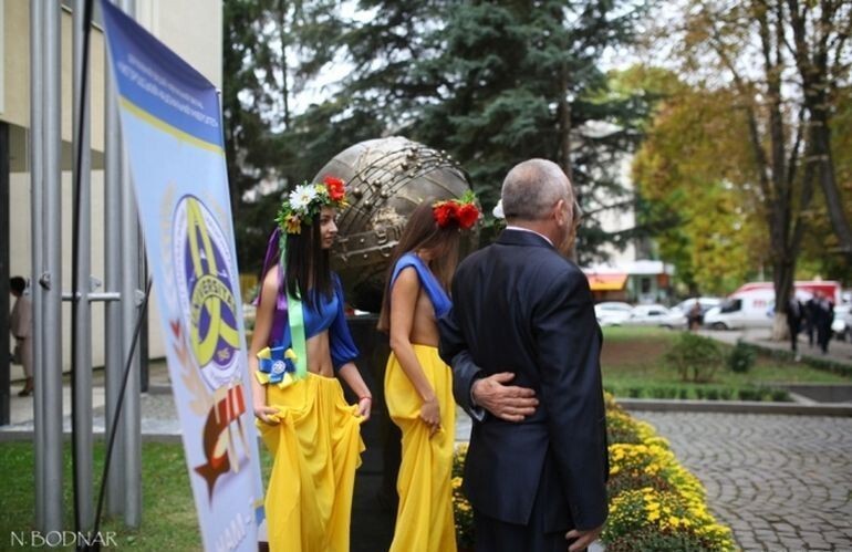 На праздновании 70-й годовщины УжНУ студенток нарядили в откровенные платья