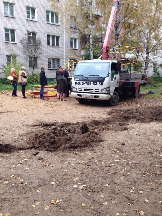 Тверская пенсионерка снесла детскую площадку