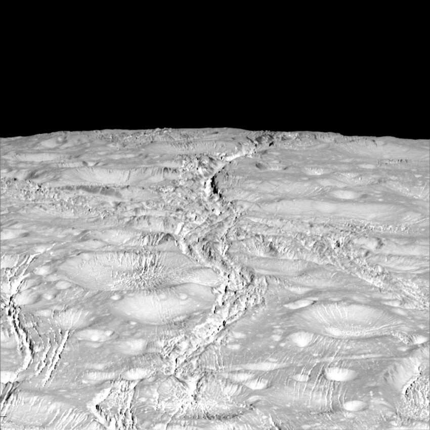 Ледяной Энцелад: зонд Cassini сфотографировал спутник Сатурна вблизи