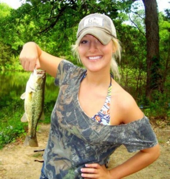 Девушка на рыбалке - лучший отдых для мужчины