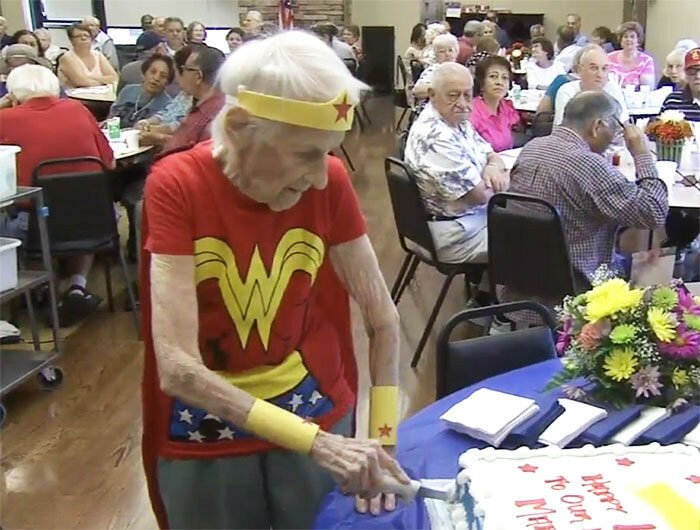 Американка отметила свой 103 День рождения, одевшись в костюм супергероини Wonder Woman