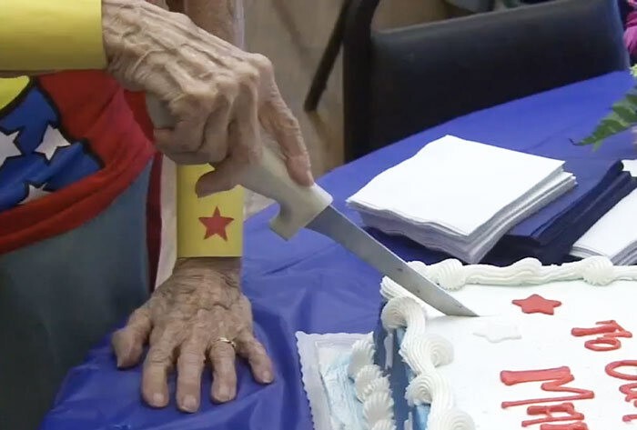 Американка отметила свой 103 День рождения, одевшись в костюм супергероини Wonder Woman