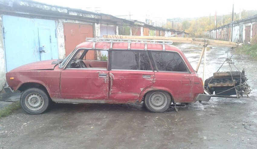 В Новокузнецке экстремалы сбросили с моста ВАЗ