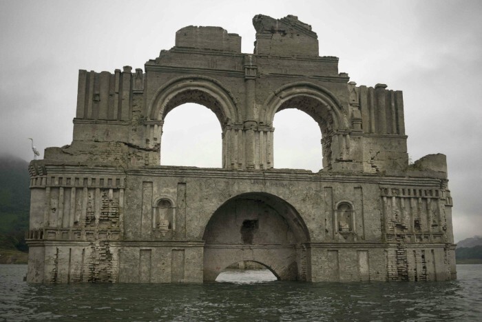 Засуха помогла увидеть затопленную старинную церковь