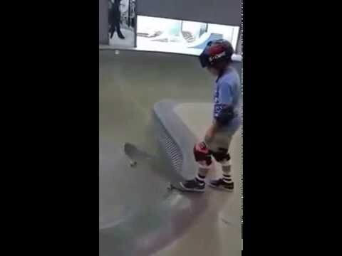 Ребенок - скейтбордист  