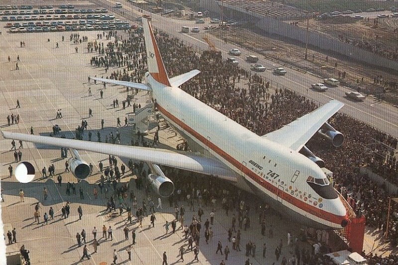 Размах крыльев «Боинга 747» (60 метров) больше, чем длина первого полёта братьев Райт.
